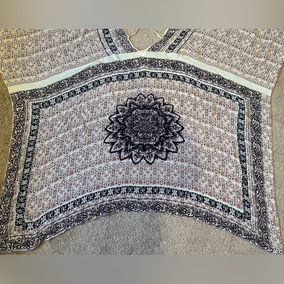 Ecoté sheer poncho with intricate patterns, beading and tassels - Picture 10 of 13